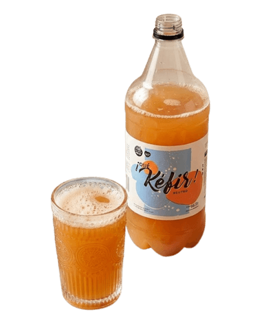 Vaso con kéfir agitándose